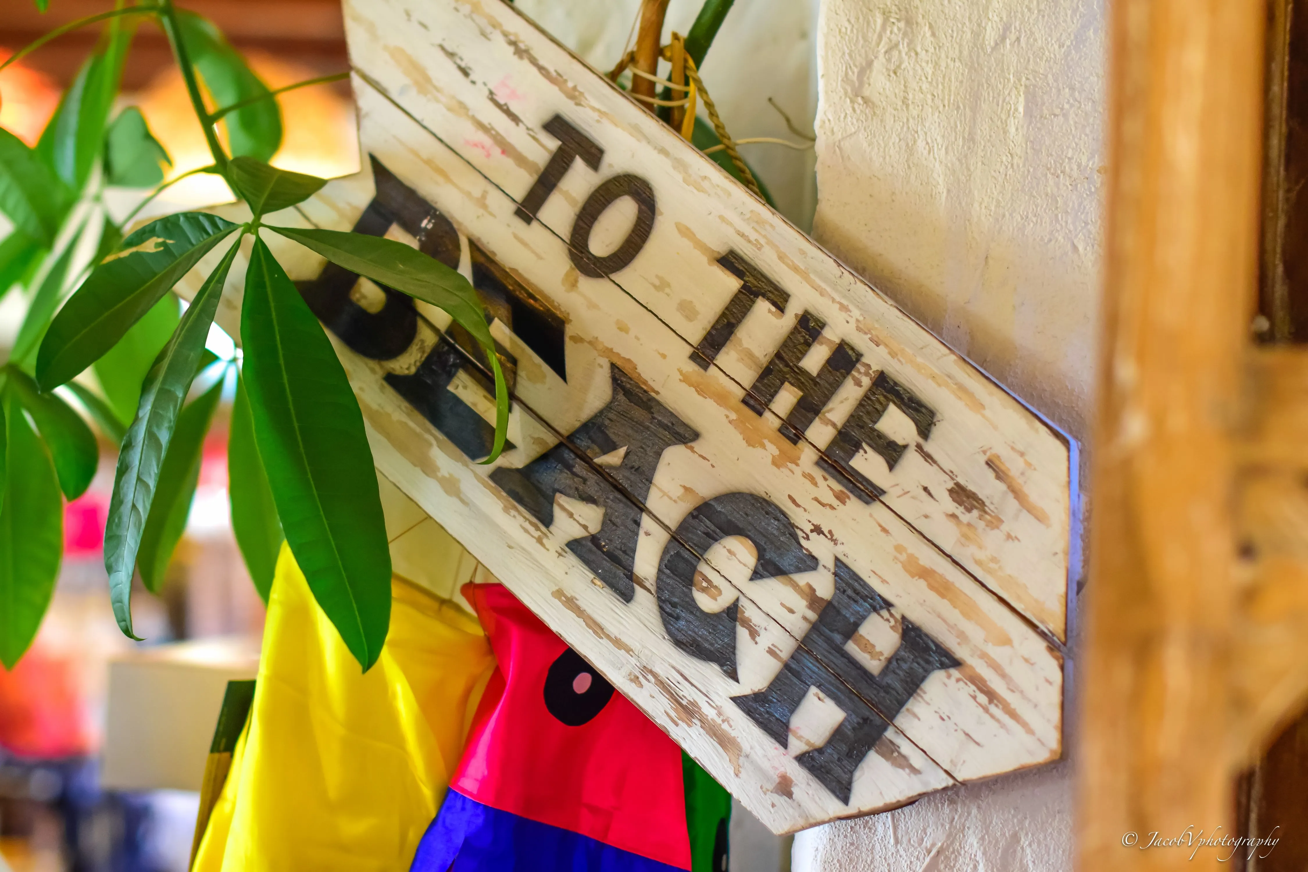 A "to the beach" sign in Tarifa